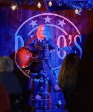 Trubadurer och liveband vid Dino's Bar & Grill.