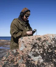 Casper Lindroos gör ljudupptagningar till IMPULS-Casper & naturen: en ljudresa. 