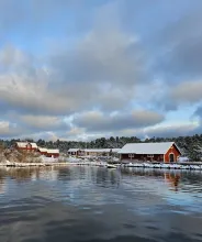 Silverskärs hamn i vinterskrud, redo att ta emot julbordsgäster.