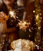 Närbild på sprakande tomtebloss vid nyårsfirande.