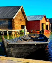 Träbåt vid båthusen i Sjökvarteret.