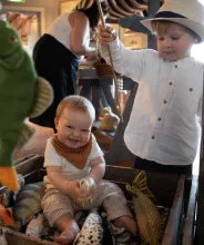 Barn som leker med leksaksfiskar i Ålands jakt- och fiskemuseum.