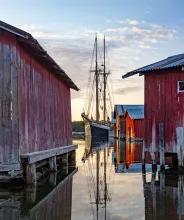 Båthus och skuta vid fiskeläget i Käringsund.