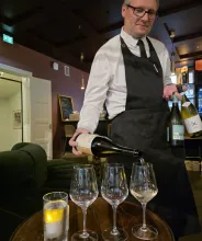 Sommelier häller upp vin för vinprovning i Telegrafens vinbar.