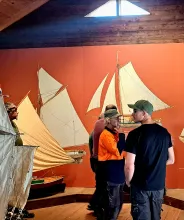 Interiör från Sjökvarterets museum med modeller och illustrationer av olika båtar.