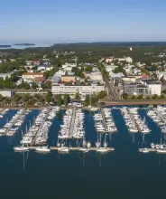 Flygfoto över MSF gästhamn och Club Marin i östra Mariehamn.