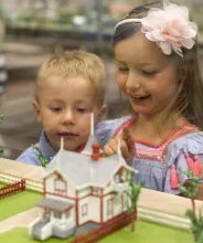 Barn tittar på miniatyrmodellerna i Mariehamnsmuseet.