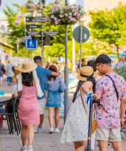 Gågatan Torggatan i Mariehamn sommartid.