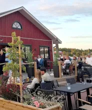 Fullsatt på terrassen hos Lolo's Hamnkök under en konsertkväll.