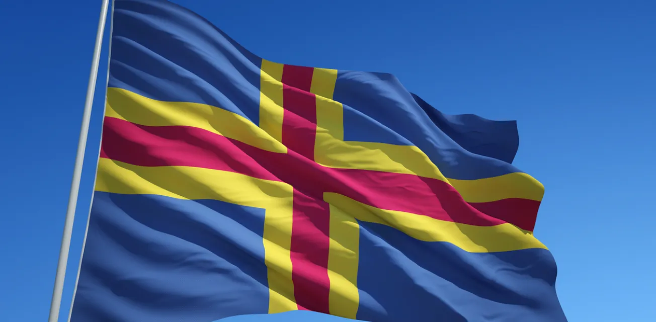 Ålands flagga är en korsflagga med blå botten och kors i gult och rött