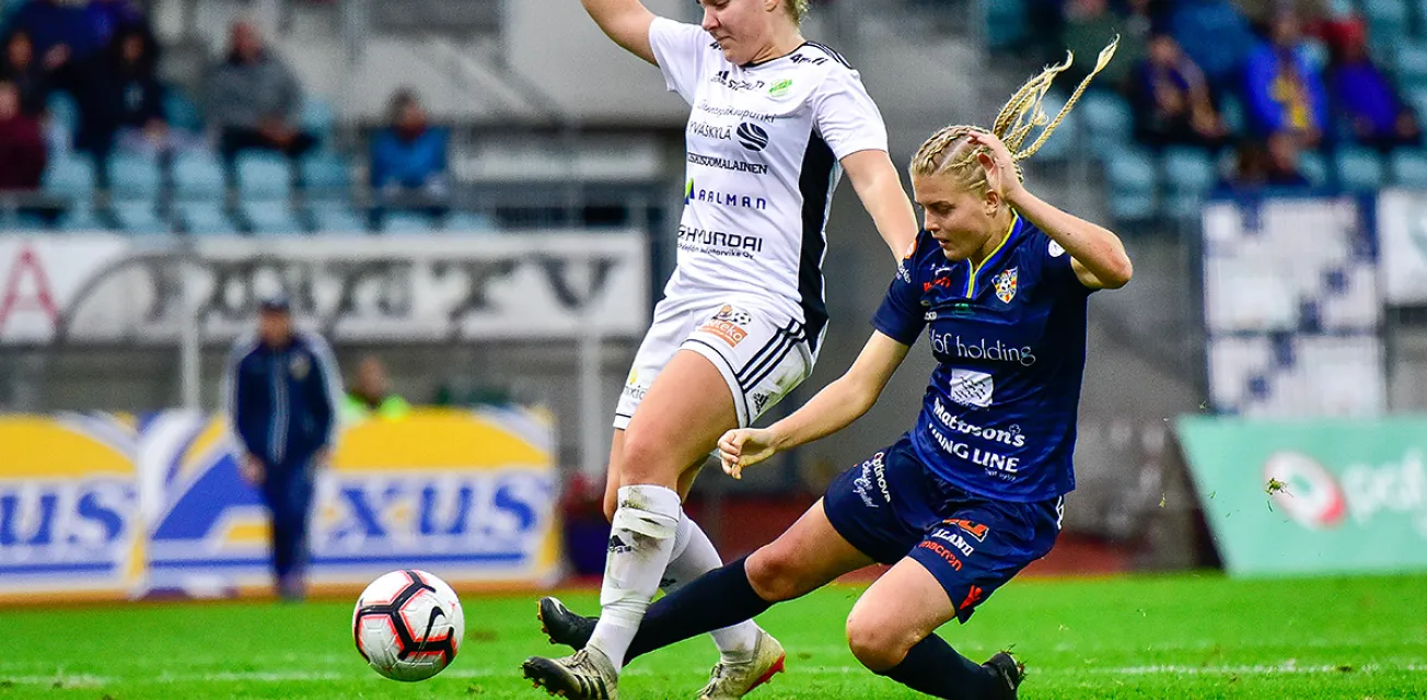 Närkamp i fotbollsmatch i Finlands högsta damliga med spelare från Åland United.