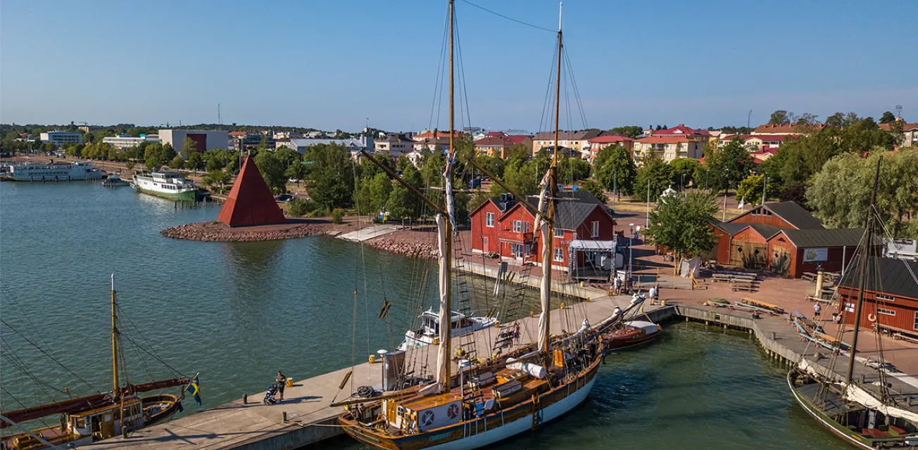 Flygvy över Sjökvarteret i Mariehamn med segelfartyget Albanus vid kajen.