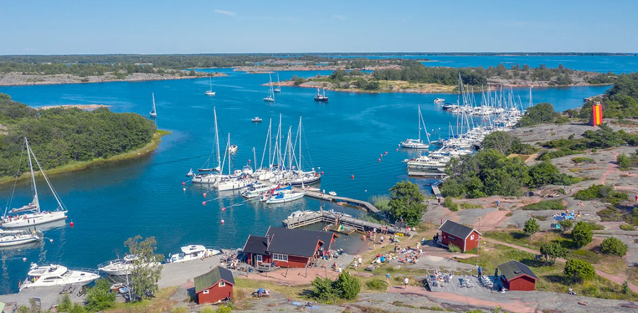 Flygvyg över gästhamnen på Rödhamn.