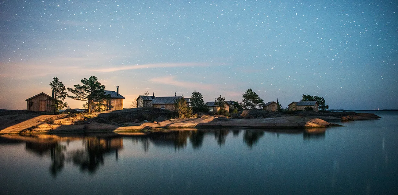  Timrade bodar på ön Klobben vid Silverskär Islands en stjärnklar och stilla natt.