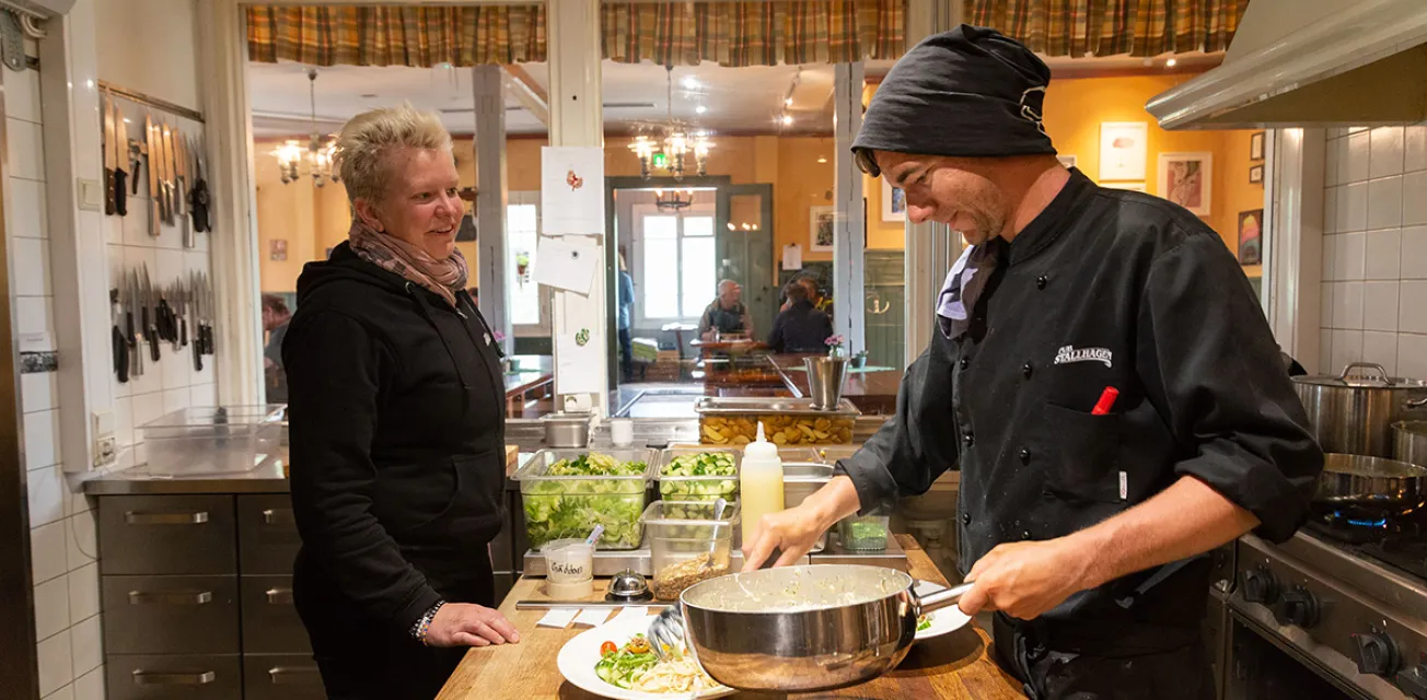 Johanna Dahlgren med kock i köket på Pub Stallhagen.