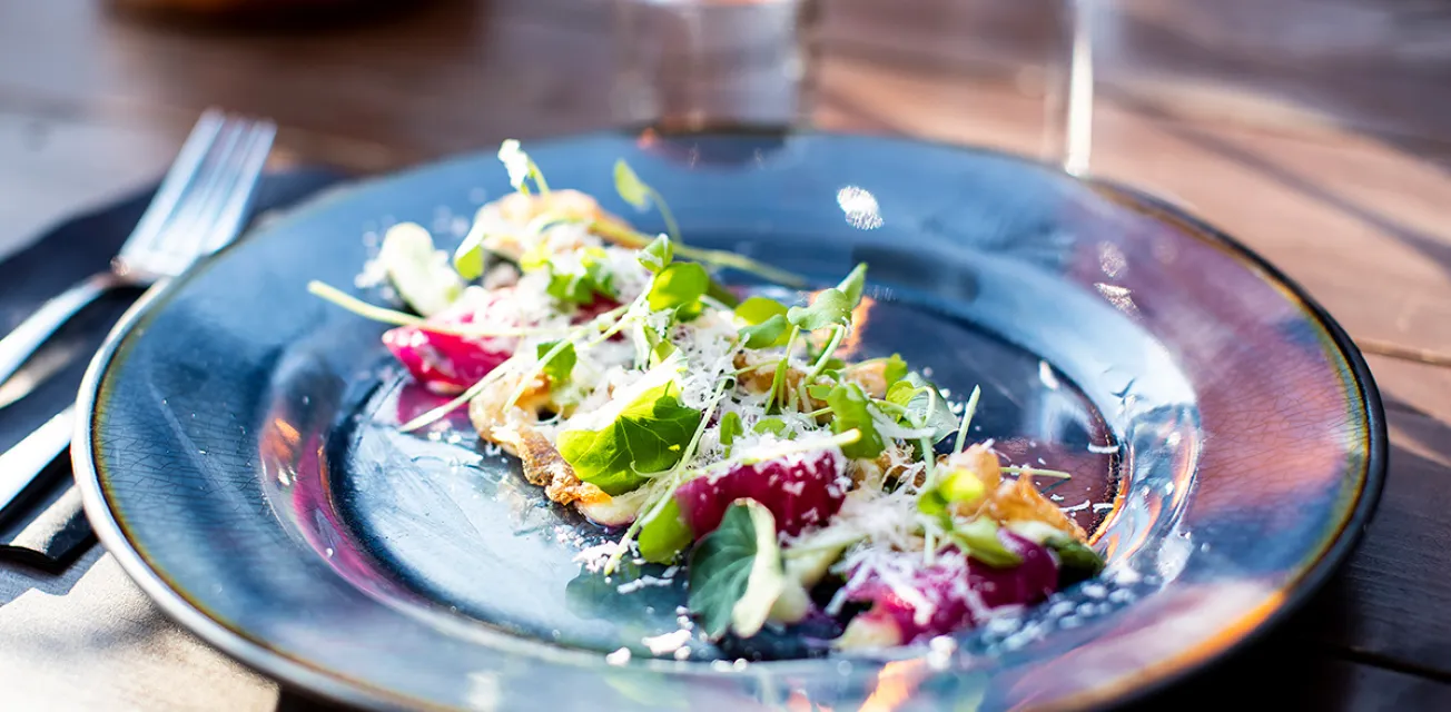 Tallrik med somrig sallad på restaurang.