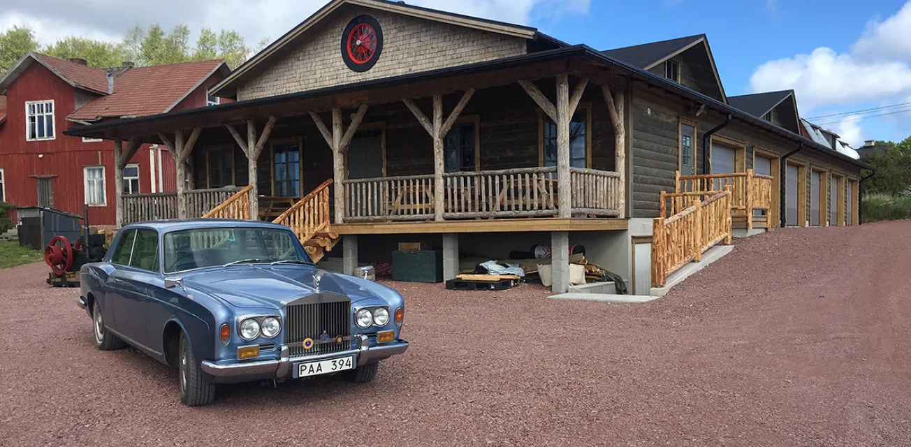 Äldre bil parkerad framför Geta nostalgi- och motormuseum.