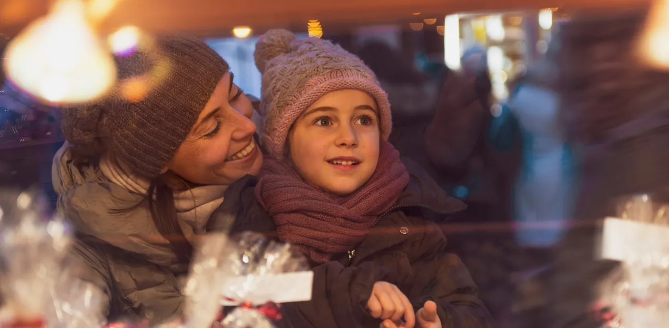 Kvinna och barn på julmarknad.