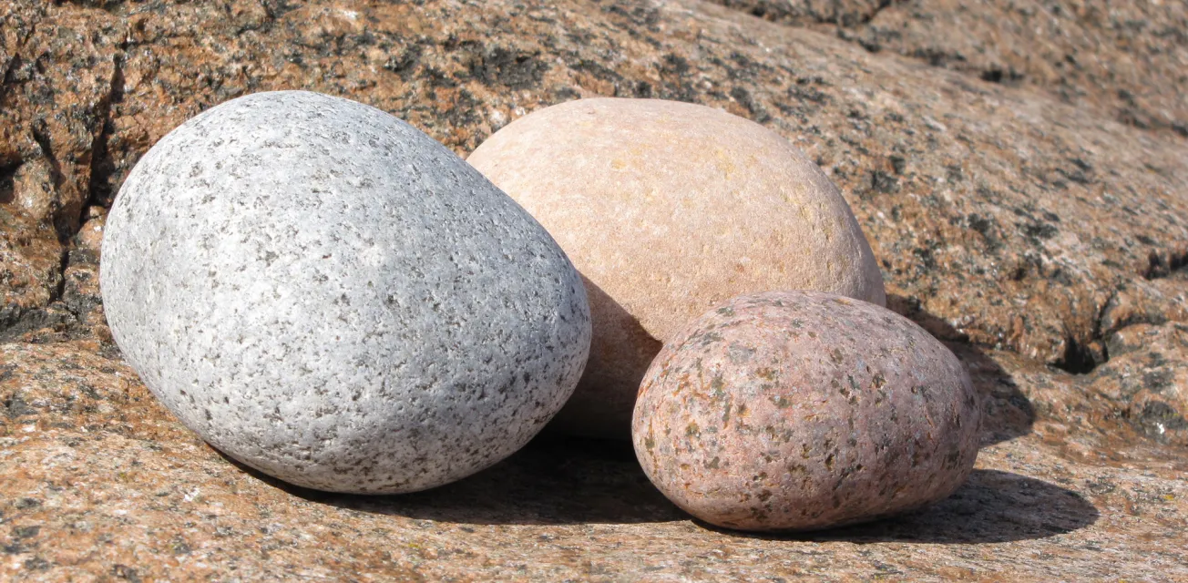 Stenar på röd granit.