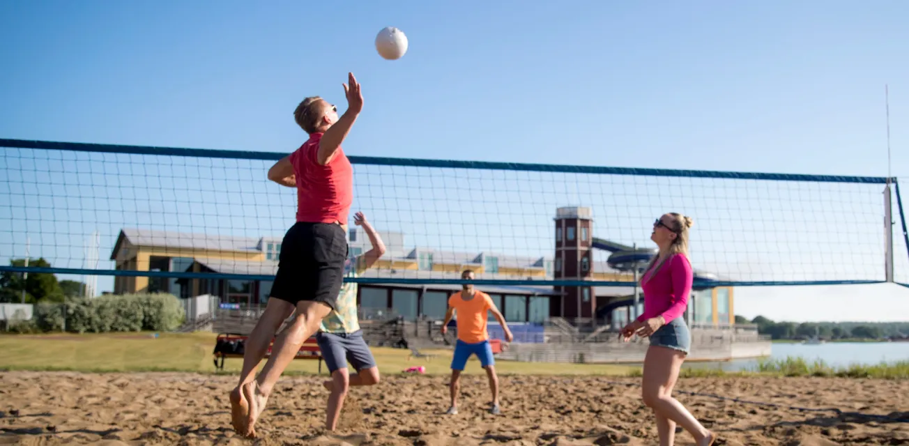 Beachvolleyspelande ungdomar på stranden vid badhuset Mariebad i Mariehamn.