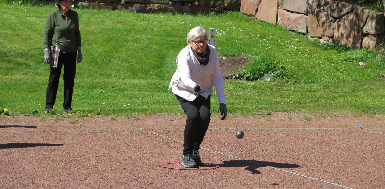 Kvinna som spelar boule vid banan i Mariehamn.