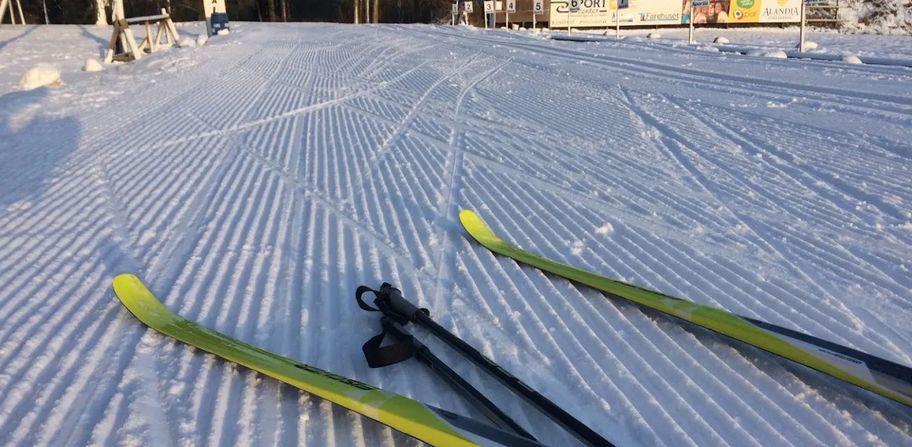 Skidor och stavar vid konstsnöspåret vid Ålands skid- och skidskyttecentrum.