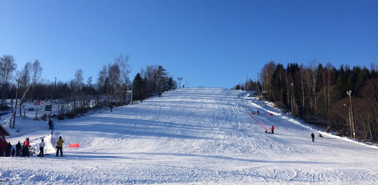 Vy från slutet av backen vid Germundö Alpin en solig dag.
