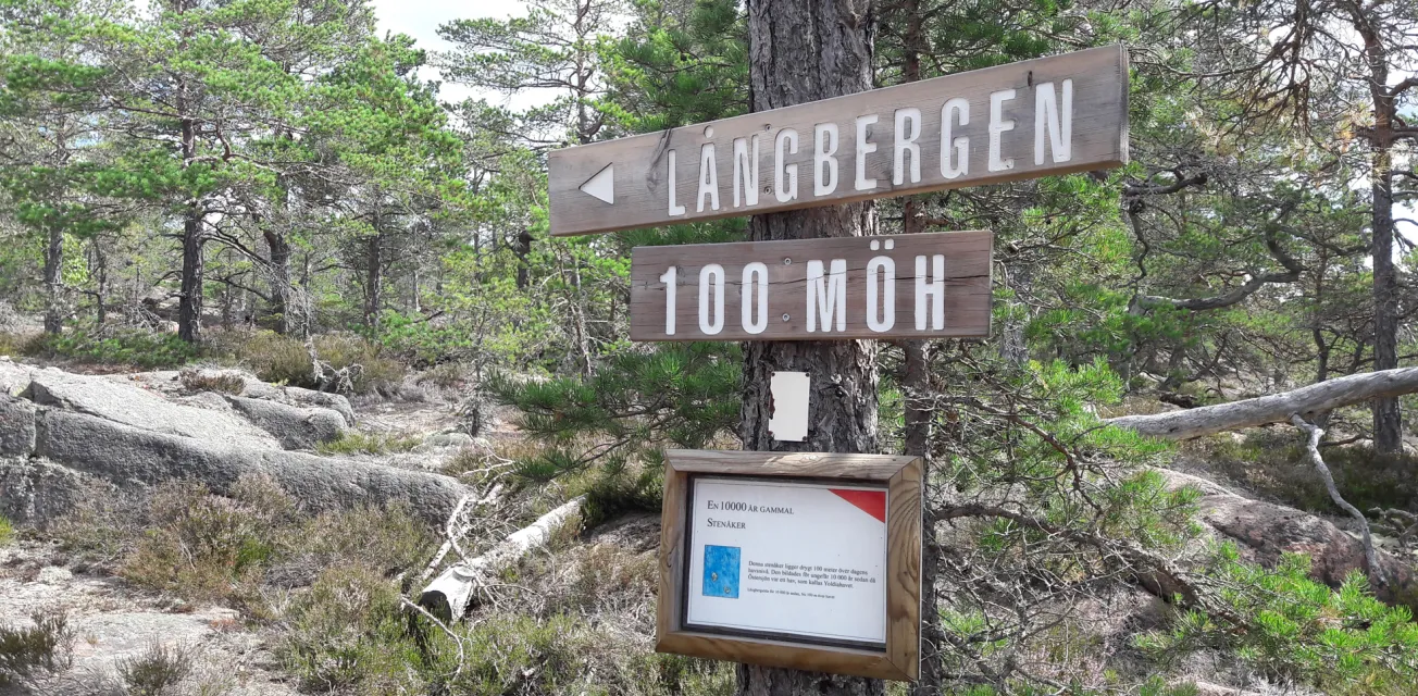 Skylt vid vandringsleden Långbergen på Åland.