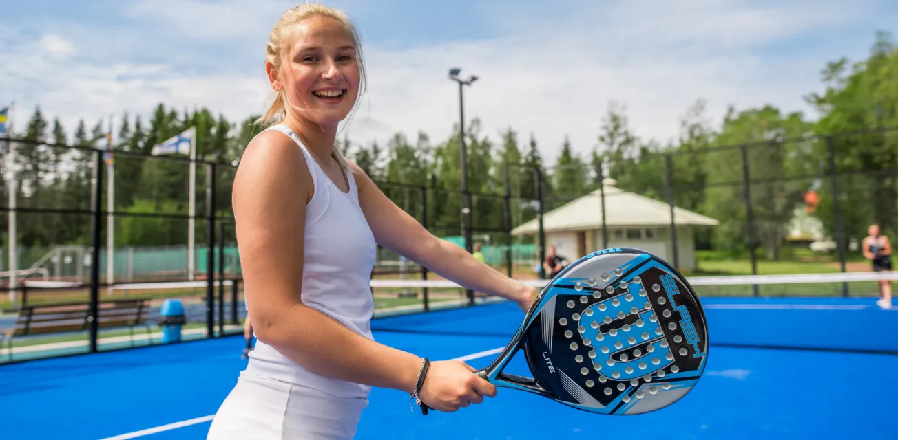 Tjej som spelar padel på Åland.