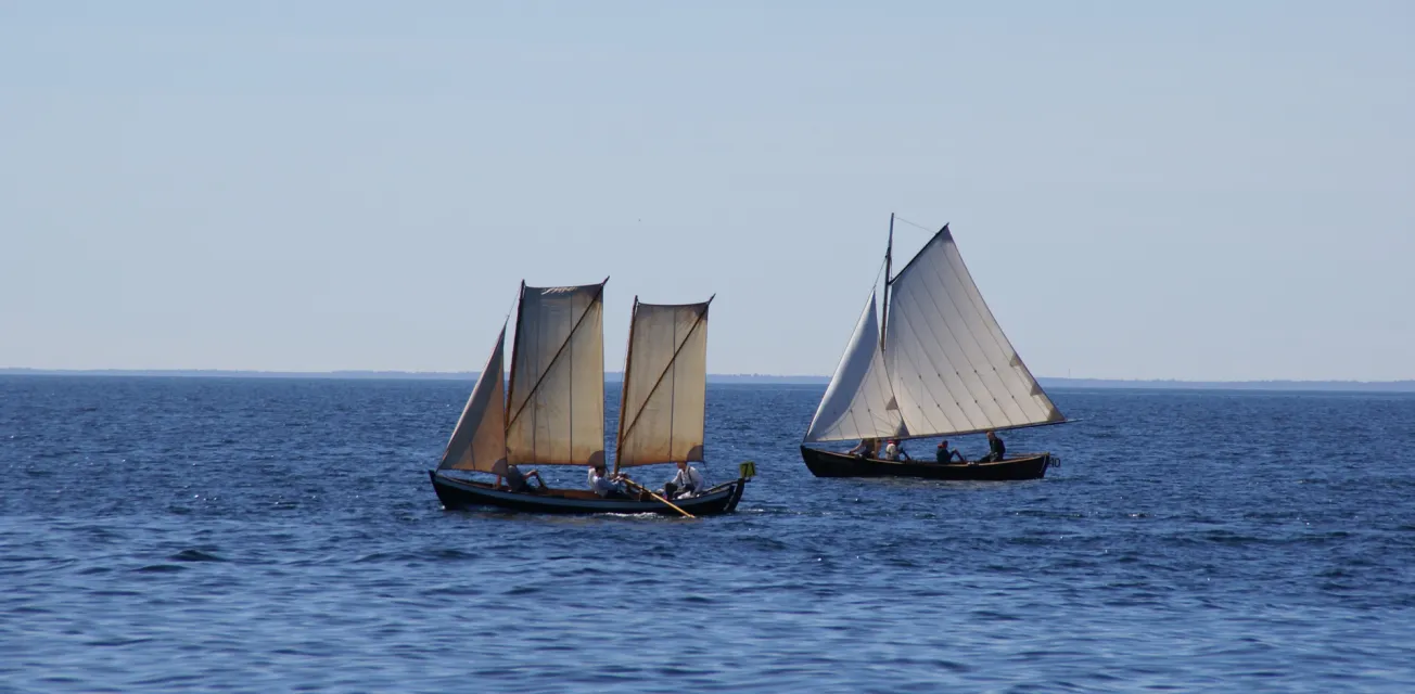 Skötbåtar som seglar postrodden över Ålands hav.