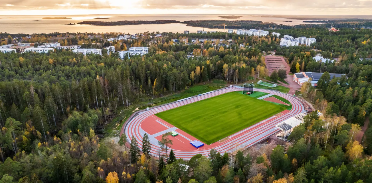 Flygvy över Baltic Arena för friidrott i Mariehamn.