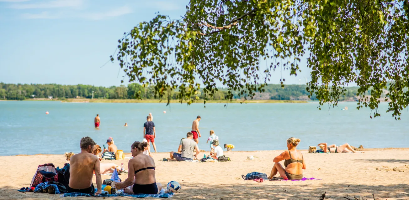 Familjevänliga badstranden Lilla holmen i Mariehamn.