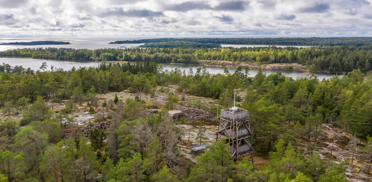 Flygfoto över utsiktstornet vid Kungsö batteriberg.