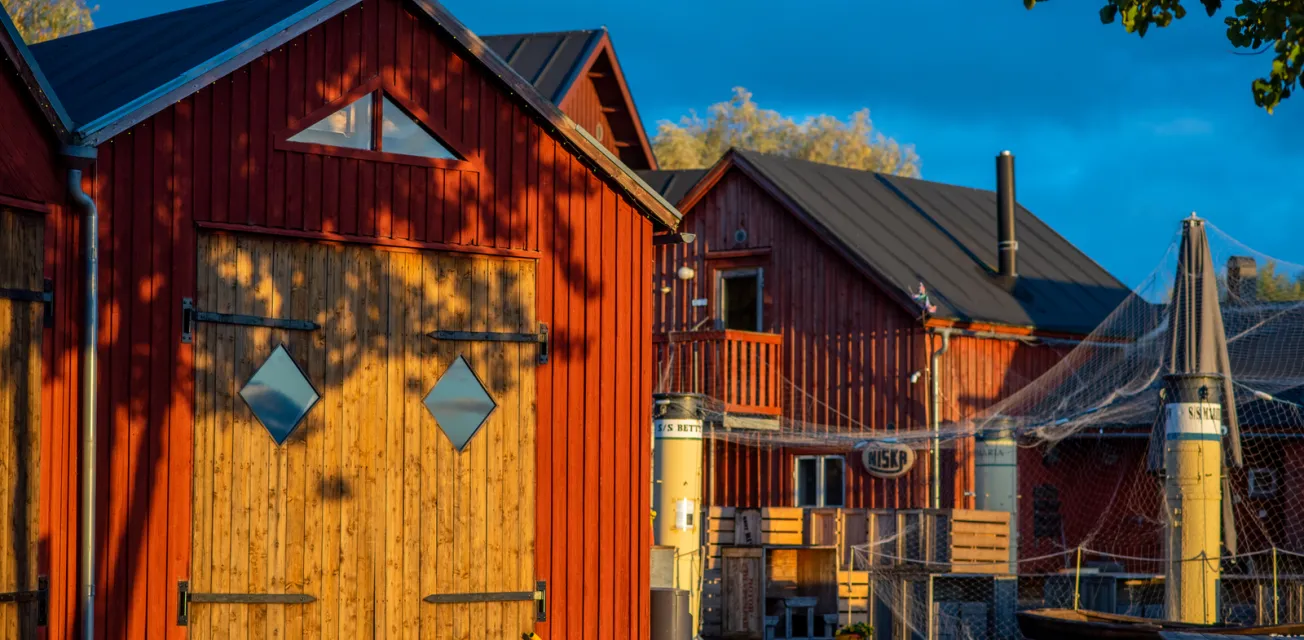 Röda bodar i Sjökvarteret i Mariehamn på hösten.