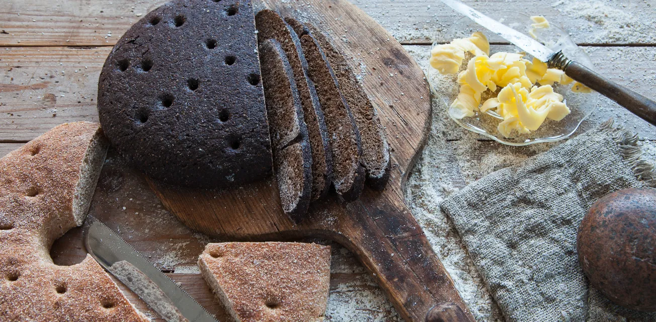 Svartbröd och hemvete från Åland serverat med smör.