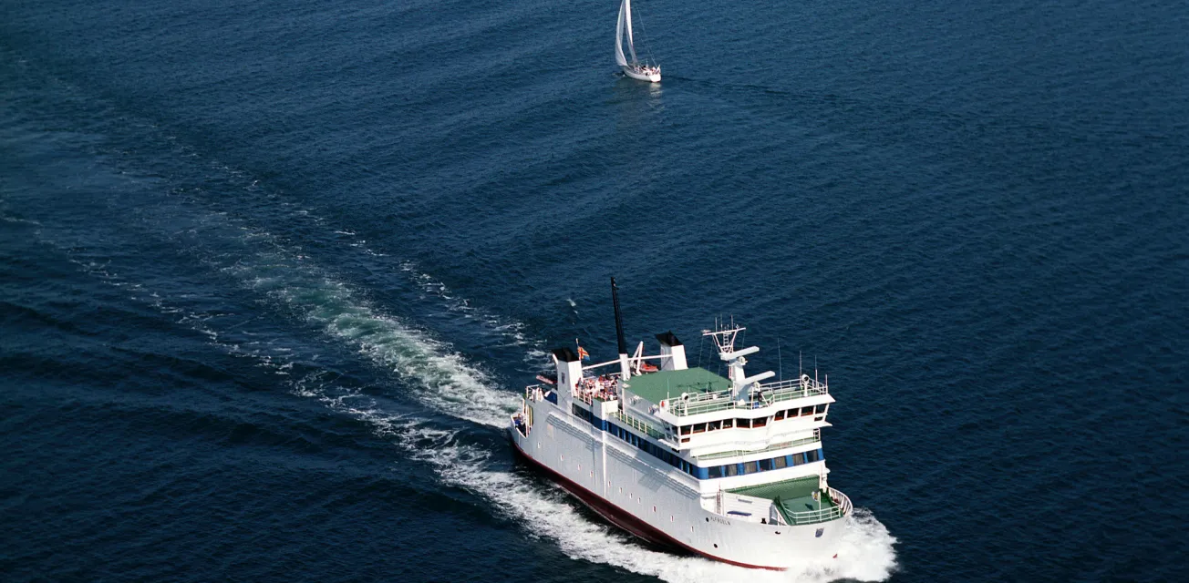 Skärgårdsfärjan Gudingen trafikerar mellan öarna på Ålandstrafikens södra linje.