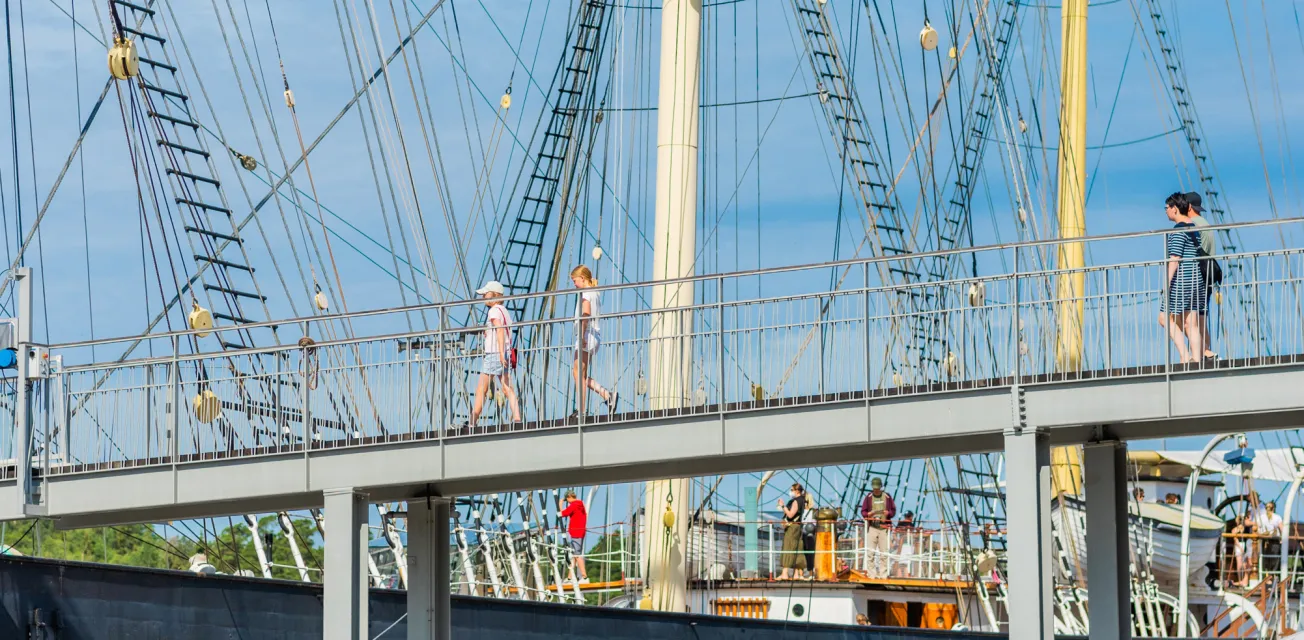 Personer på gångbron över till fartyget Pommern i Mariehamn.