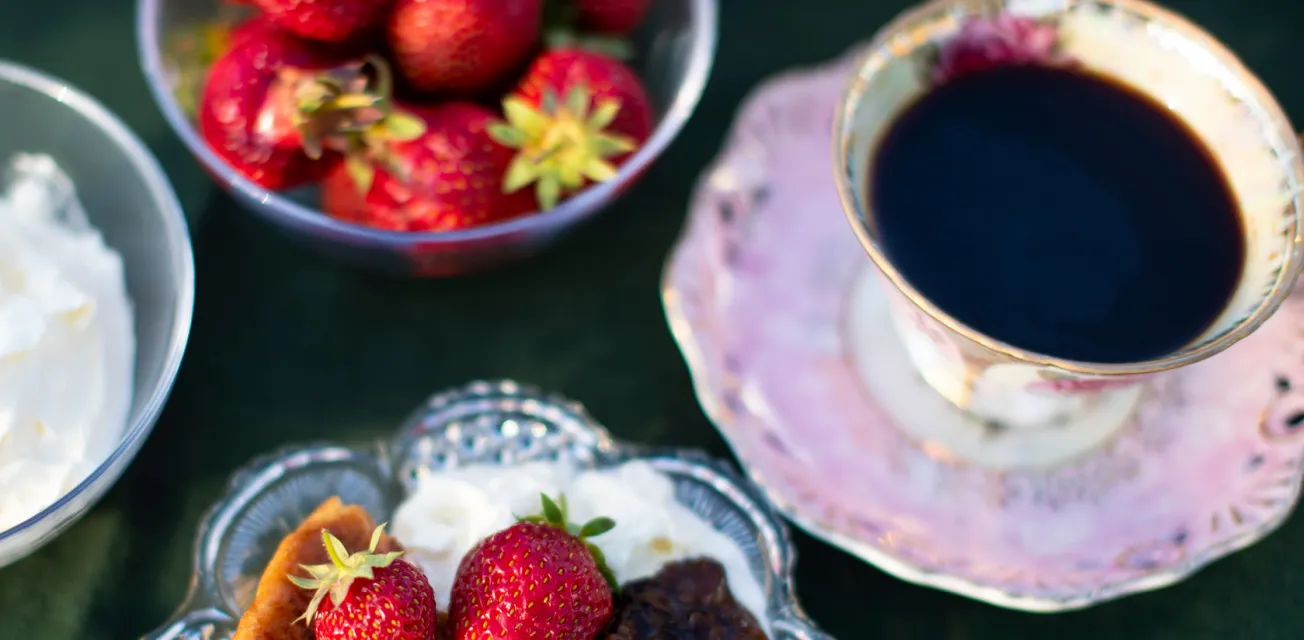 Sommarfika med Ålandspannkaka, grädde, jordgubbar och kaffe.