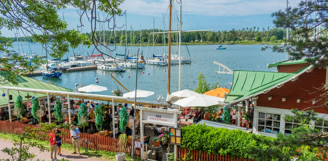 Uteserveringen vid Restaurang ÅSS vid västra hamnen i Mariehamn.