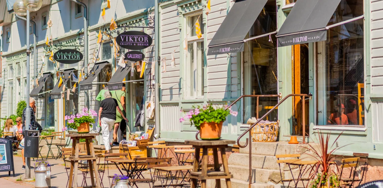 Exteriör från Viktor med café och hantverksbutik i Mariehamn.