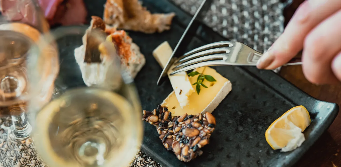 Provsmakning av vin och bubbel med smaktallrik i Vinsmedjan.