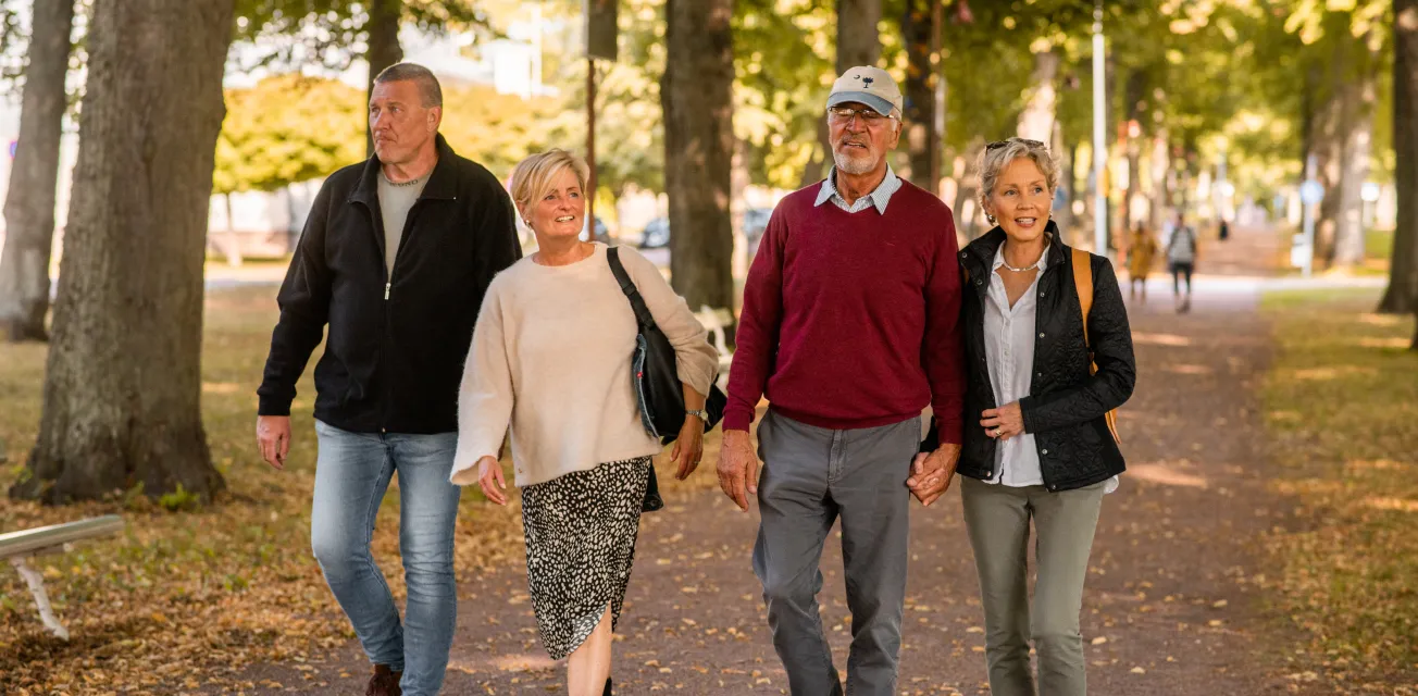Två män och två kvinnor promenerar i Esplanaden i Mariehamn.