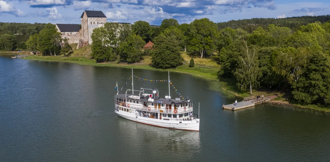 Skärgårdskryssning med Sunnan II till Kastelholms slott.