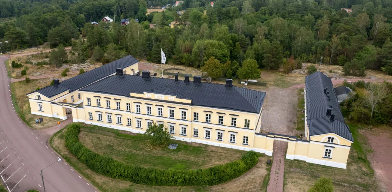 Flygfoto över Eckerö post- och tullhus.
