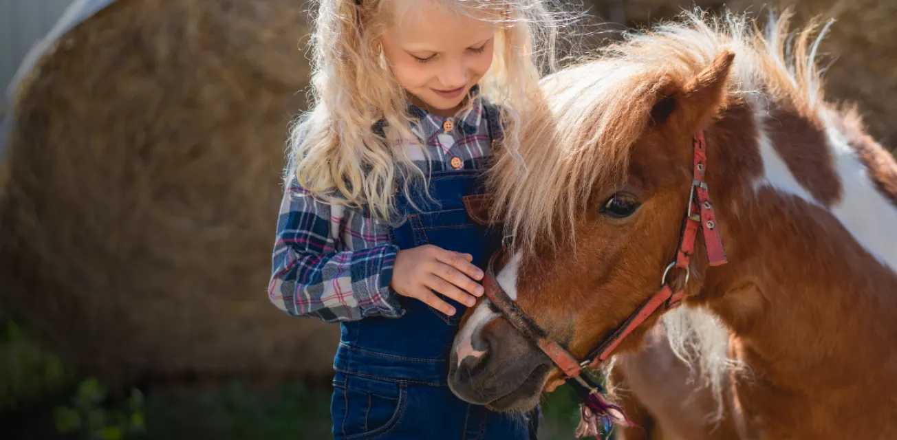 Flicka med ponny.