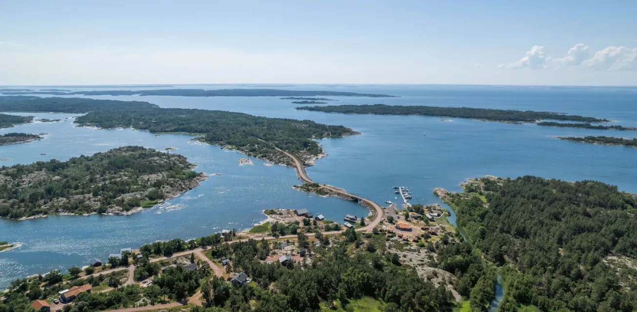 Flygfoto över skärgårdshamn på Åland.
