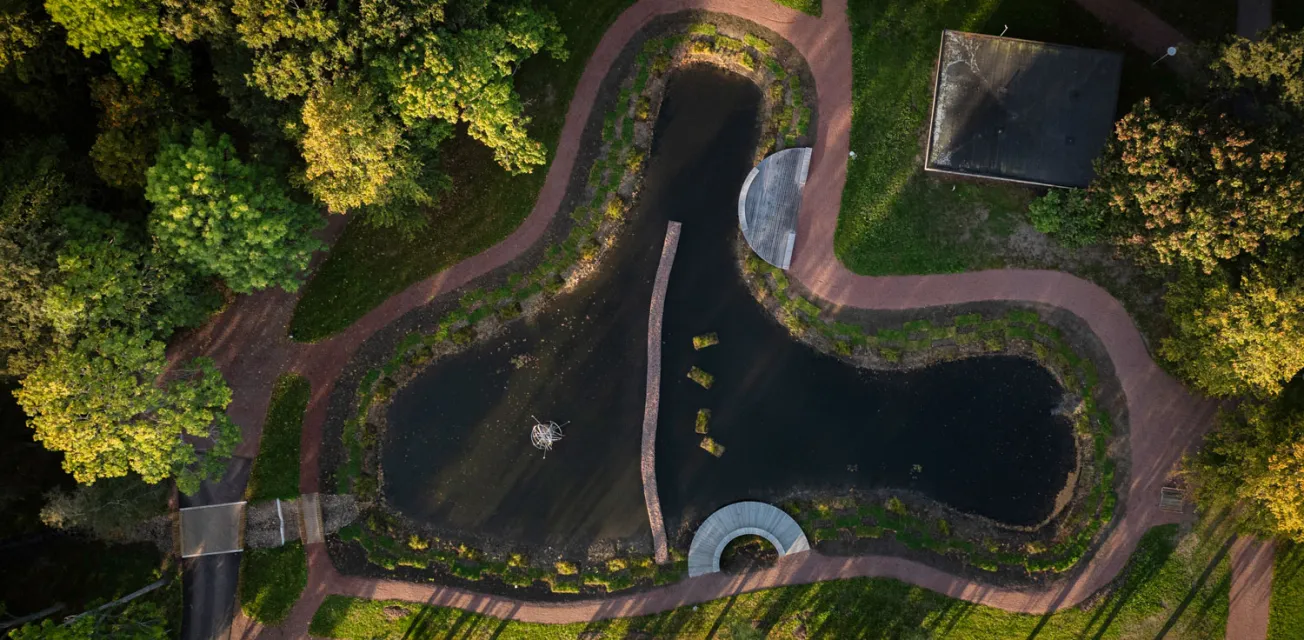 Flygfoto över sedimentationsdammen i parken nedanför Ålands kulturhistoriska museum i Mariehamn.