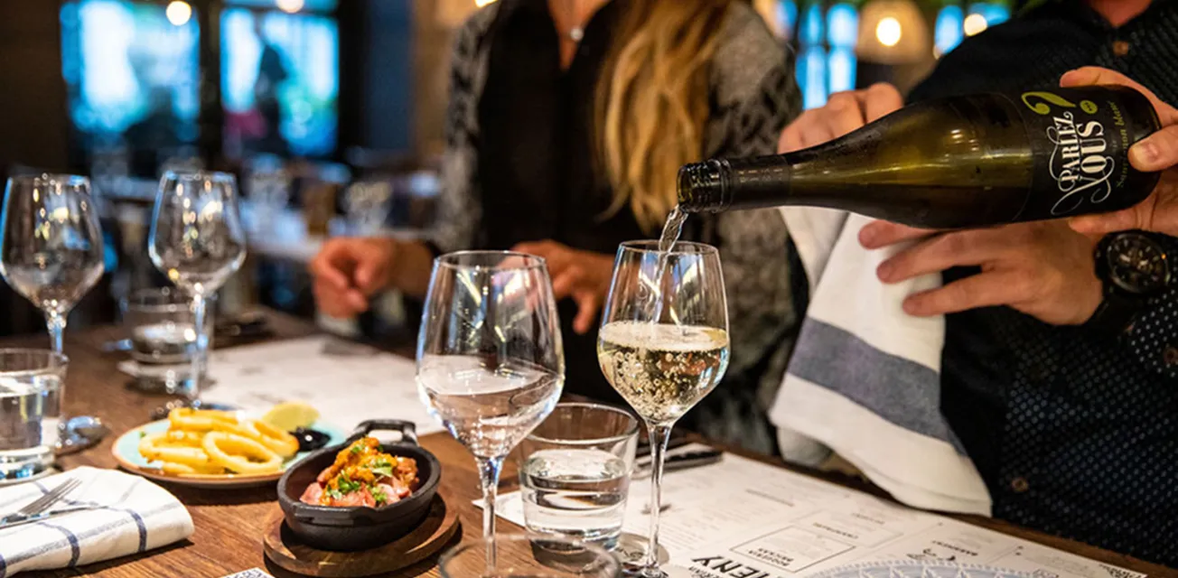 Häller upp vin i glas vid restaurangen Boquerian i Mariehamn.