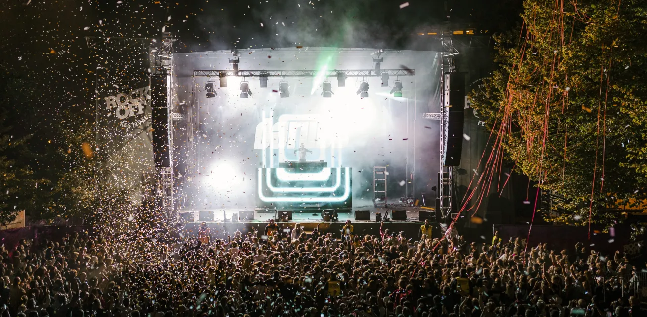 Stadsfestivalen Rockoff i Mariehamn, utsikt över scenen och publikhavet.