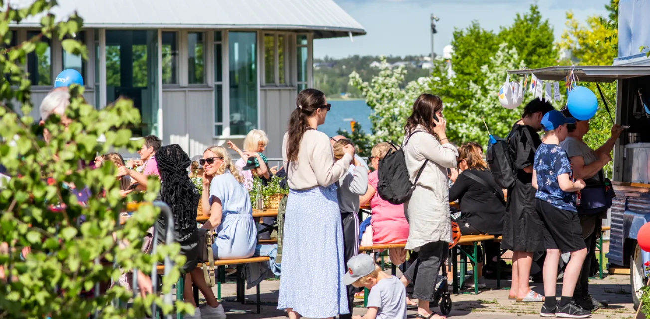 Folkvimmel som köar till food truck under firandet av självstyrelsens 100-årsjubileum på Åland.